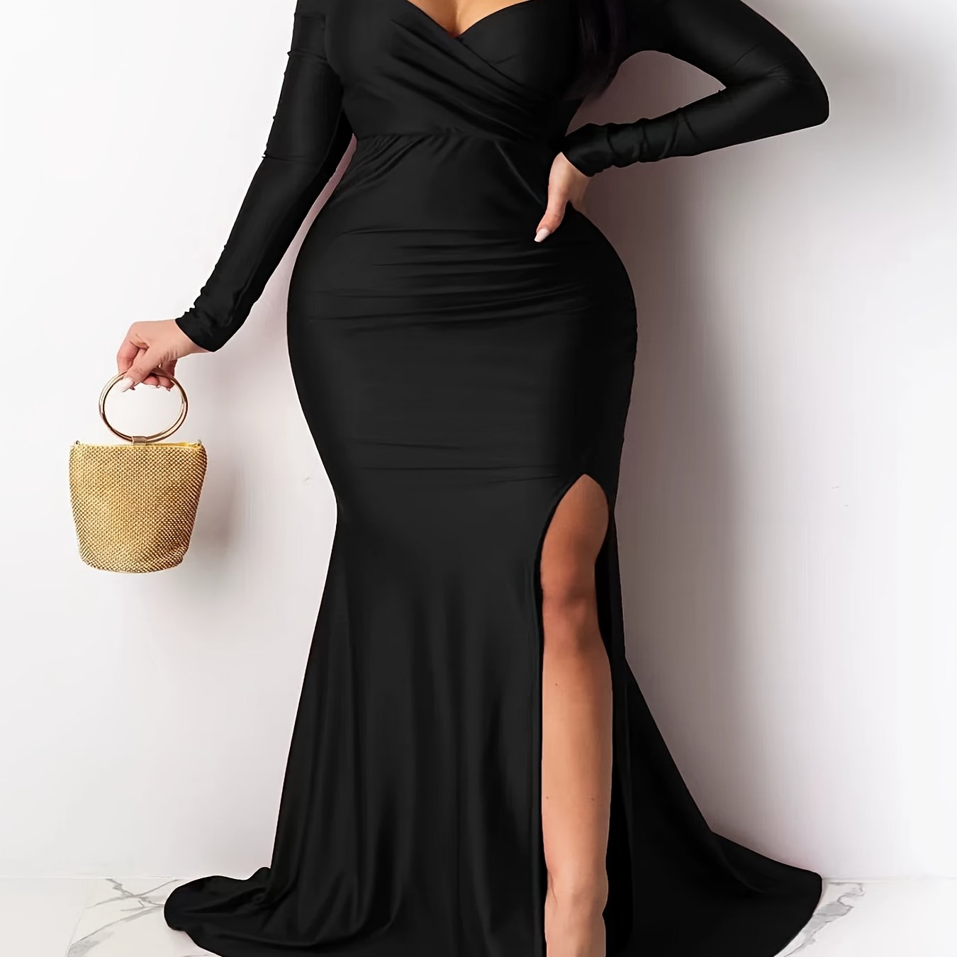 Vestido feminino, liso, com fenda lateral, justo e ombro de fora