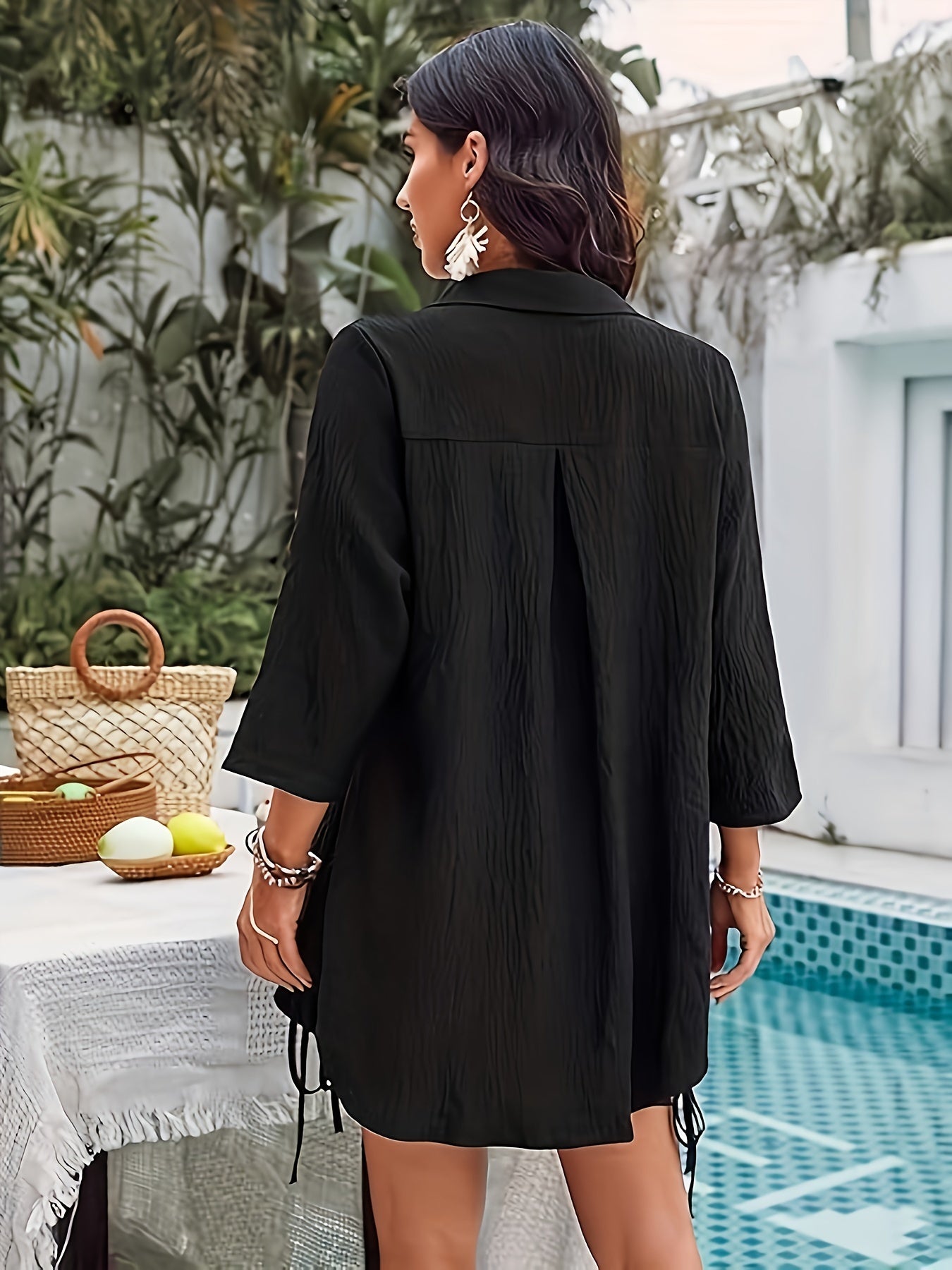 Vestido de praia chique e moderno - Cordão com botões na frente.