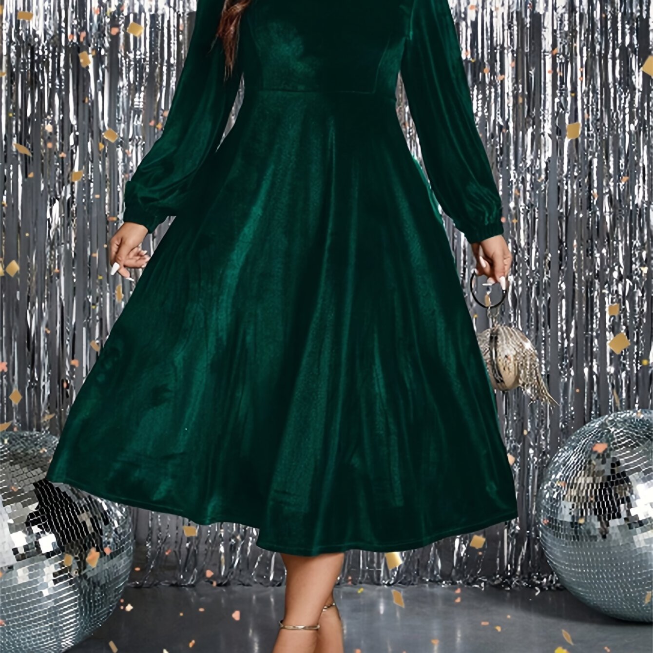 Vestido de veludo com cintura marcada, manga comprida, gola redonda.