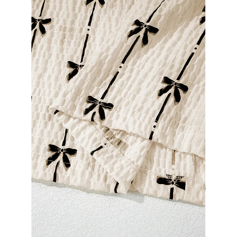 Blusa feminina casual de manga curta com estampa de laço.