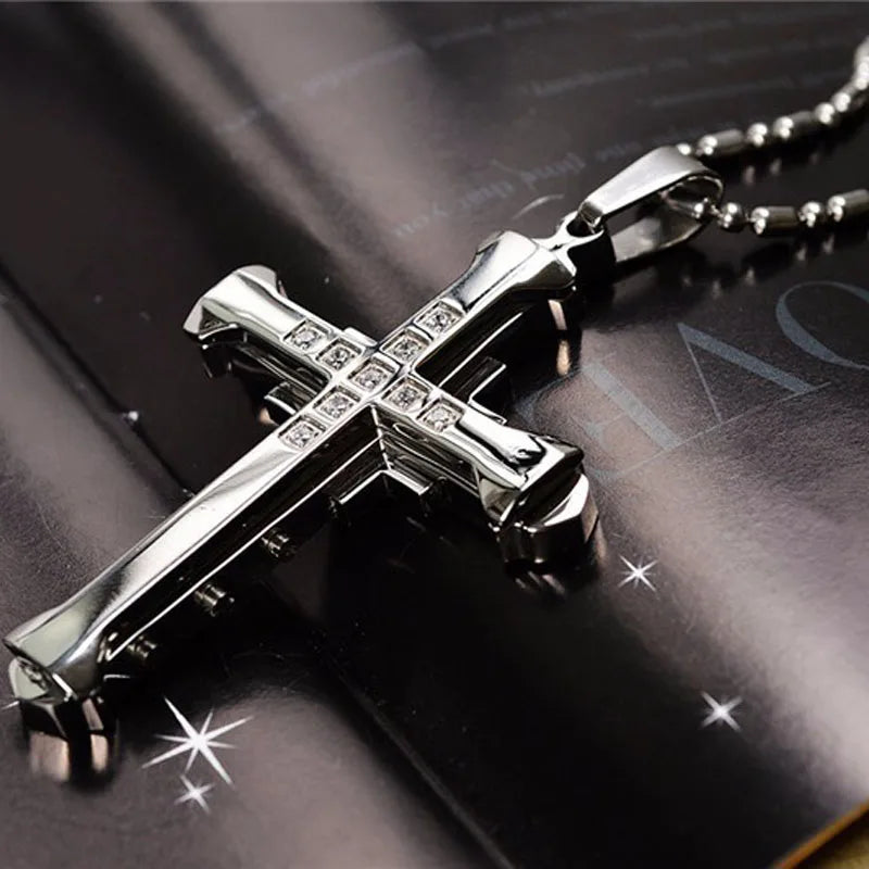 Novo Colar Masculino de Cristal com Pingente de Jesus em Cruz