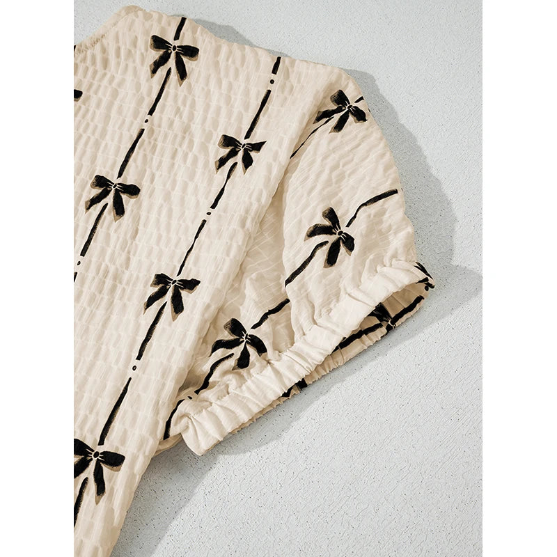 Blusa feminina casual de manga curta com estampa de laço.