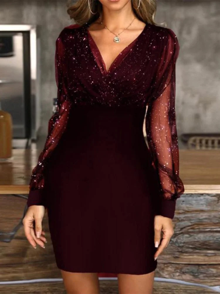 Vestido curto sexy com decote em V e manga comprida.