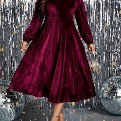 Vestido de veludo  com cintura marcada, manga comprida, gola redonda.