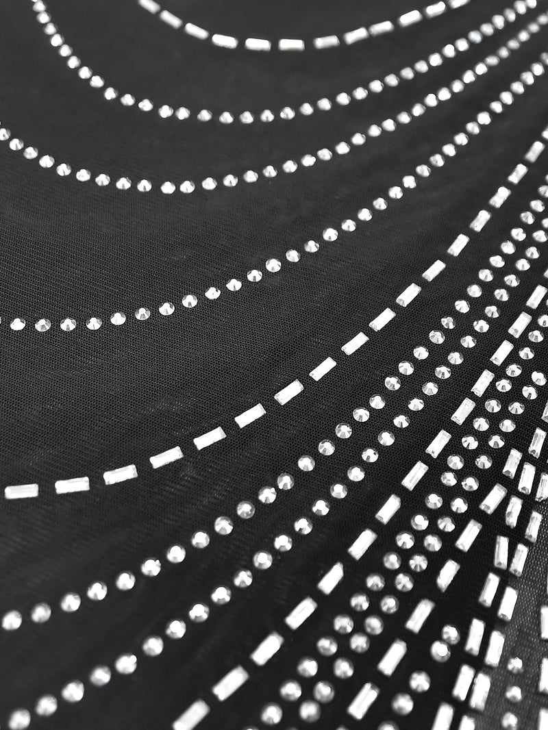 Vestido longo justo com strass e decote profundo esign sexy com costas nuas.