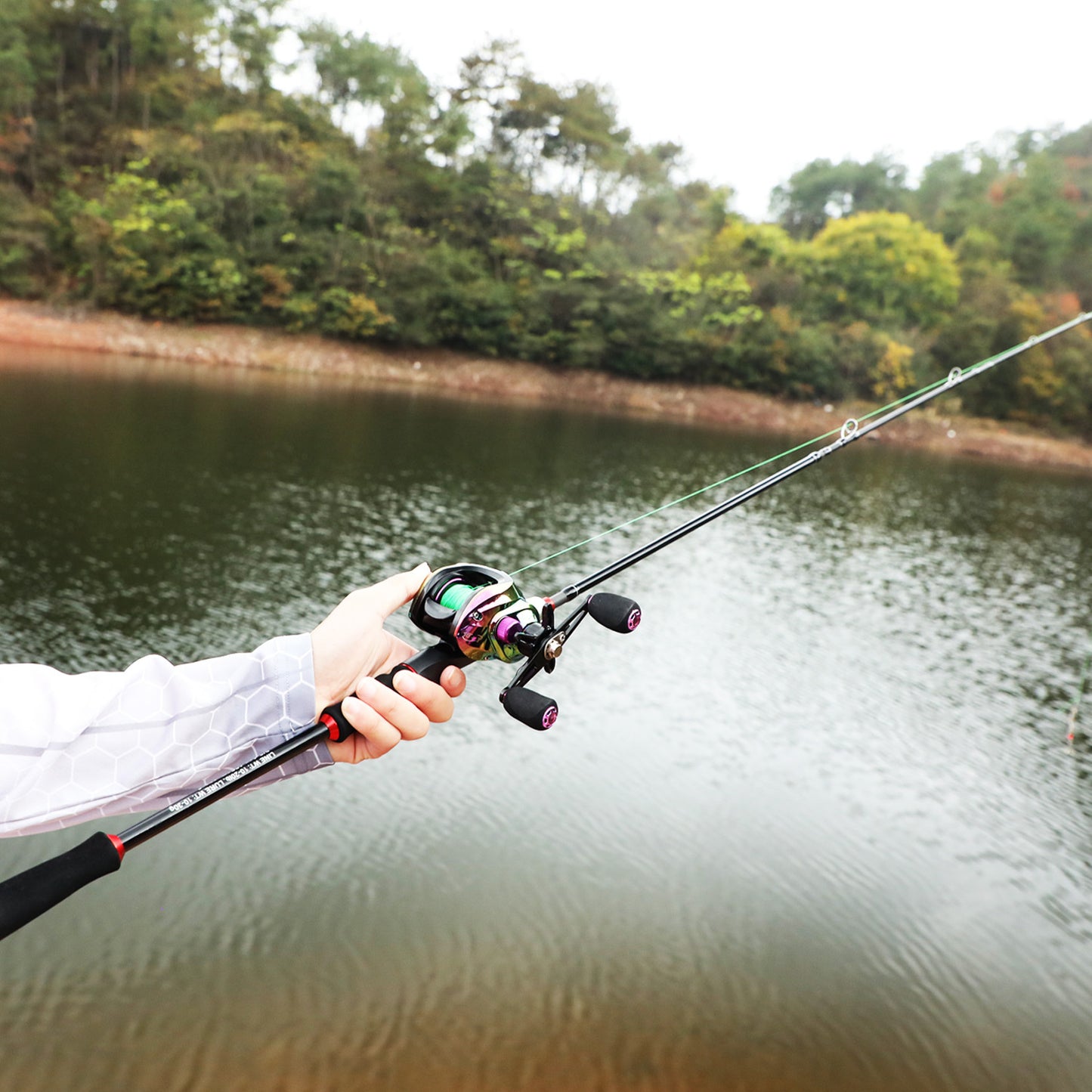 Sougayilang [Estilo Básico] Conjunto de Equipamentos de Pesca, Incluindo Vara de Pesca de Fibra de Carbono de 1,8 m e 5 Seções, Molinete Colorido com Relação de Engrenagem 7.2, Linha de Pesca, Isca de Pesca e Outros Acessórios