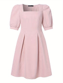 Vestido curto ,elegante de verão, linha A, manga bufante, gola quadrada.