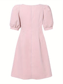 Vestido curto ,elegante de verão, linha A, manga bufante, gola quadrada.