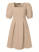 Vestido curto ,elegante de verão, linha A, manga bufante, gola quadrada.