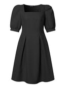 Vestido curto ,elegante de verão, linha A, manga bufante, gola quadrada.