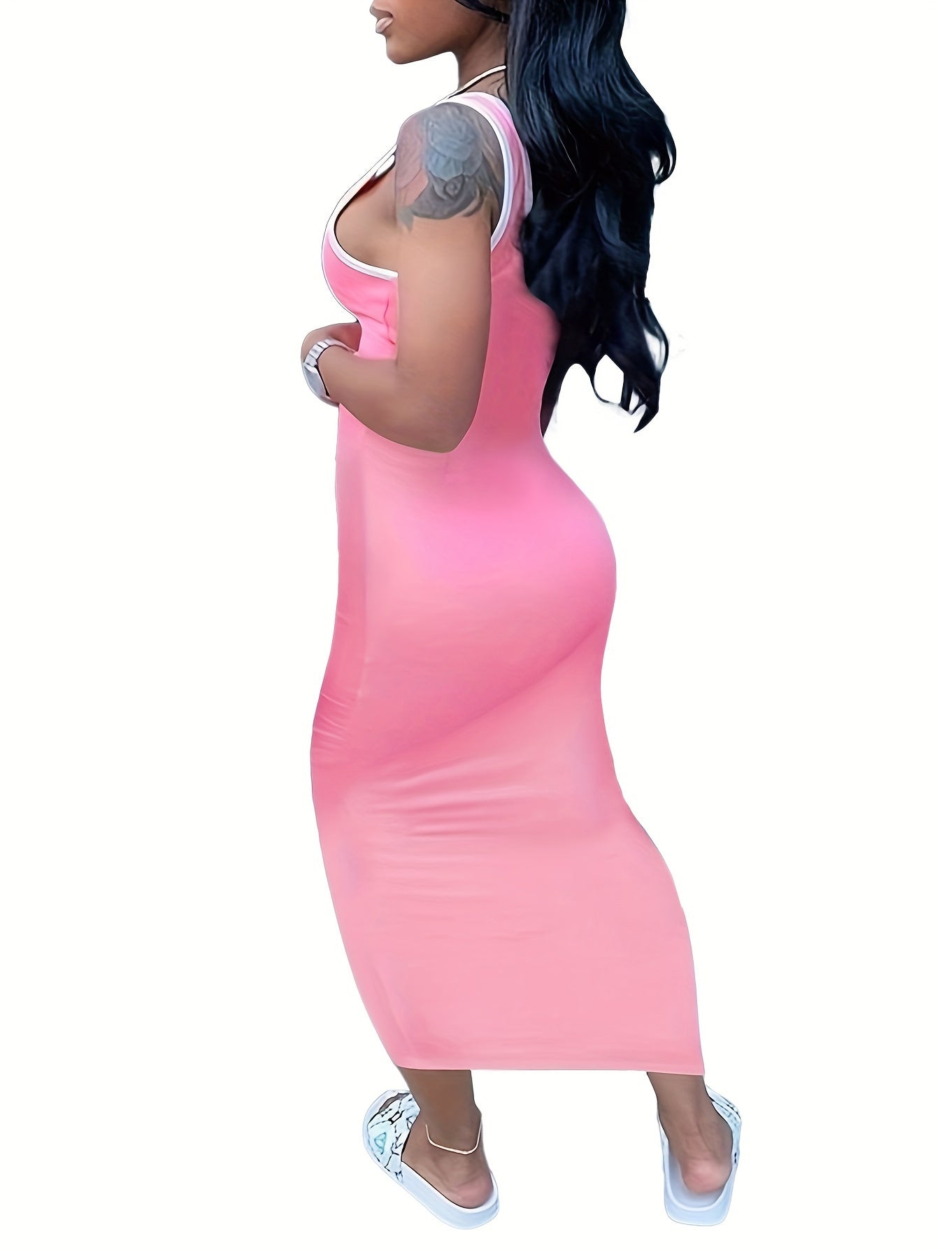 Vestido midi com decote quadrado e acabamento contrastante.