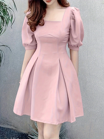 Vestido curto ,elegante de verão, linha A, manga bufante, gola quadrada.