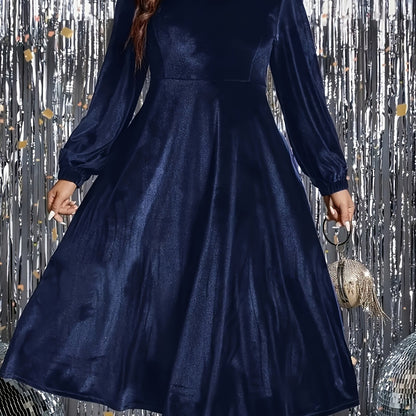 Vestido de veludo  com cintura marcada, manga comprida, gola redonda.