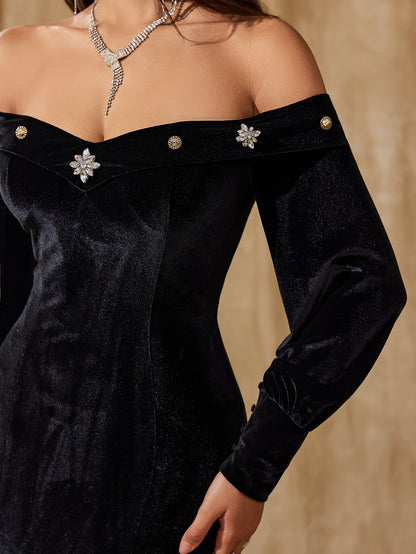 Vestido elegante de veludo estilo sereia com ombros à mostra e mangas compridas.