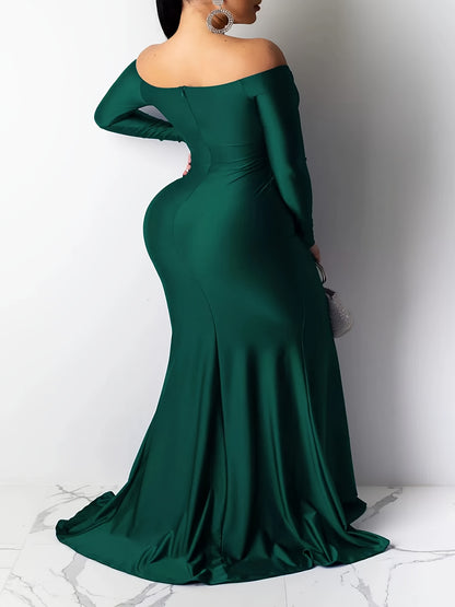 Vestido feminino, liso, com fenda lateral, justo e ombro de fora