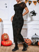 Vestido feminino de malha semitransparente com estampa de teia de aranha.
