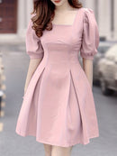 Vestido curto ,elegante de verão, linha A, manga bufante, gola quadrada.