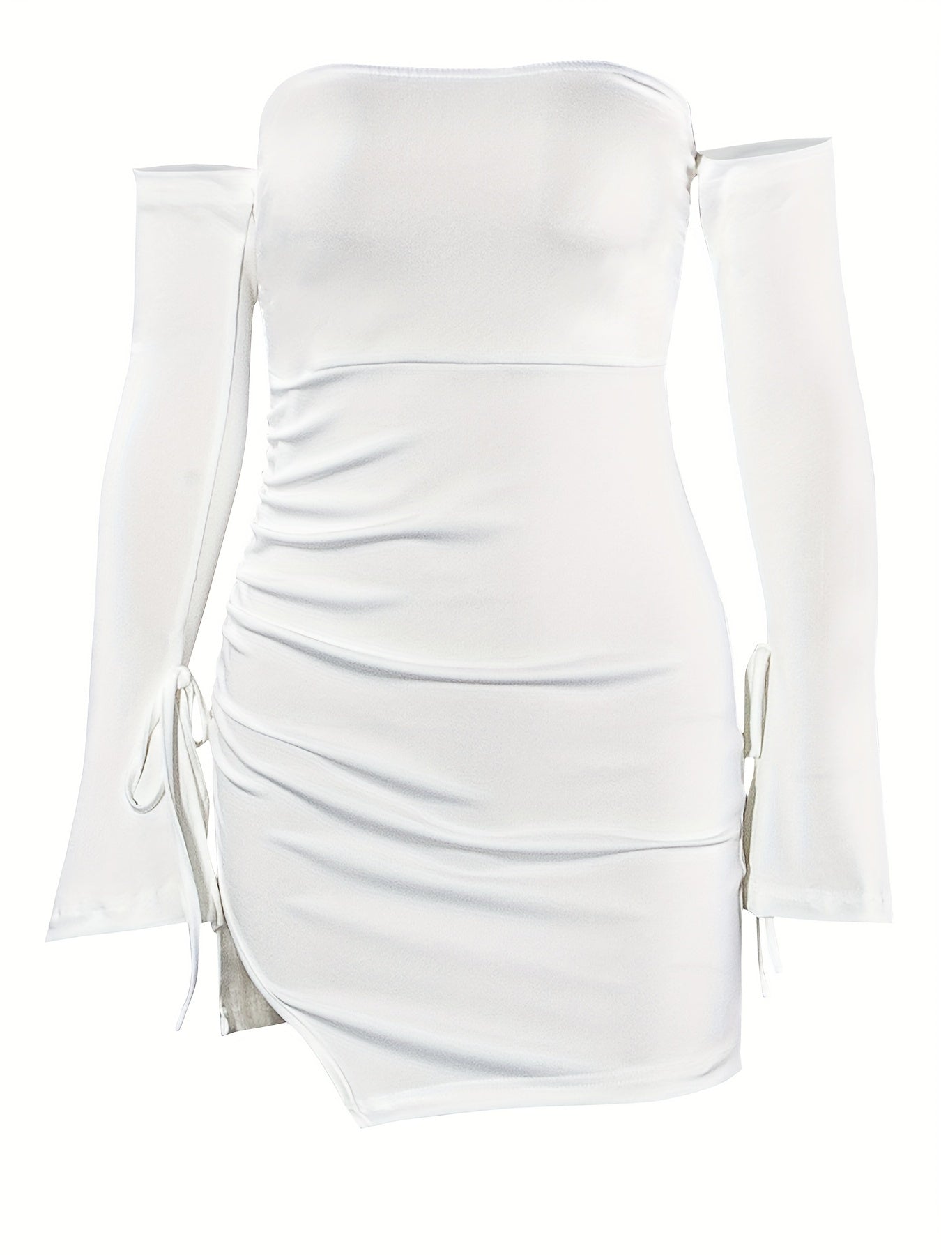 Vestido curto, sem alças e com ombros de fora.