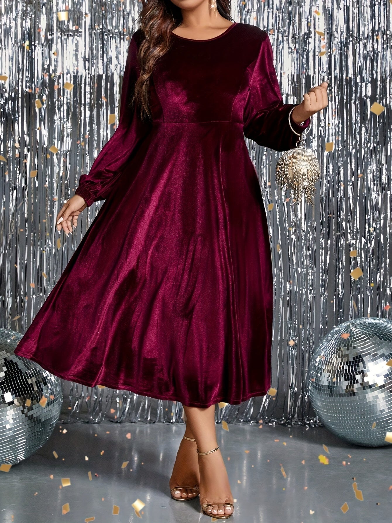 Vestido de veludo  com cintura marcada, manga comprida, gola redonda.