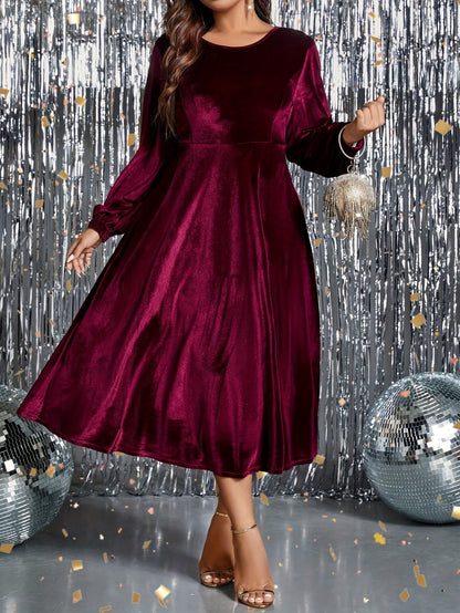 Vestido de veludo  com cintura marcada, manga comprida, gola redonda.