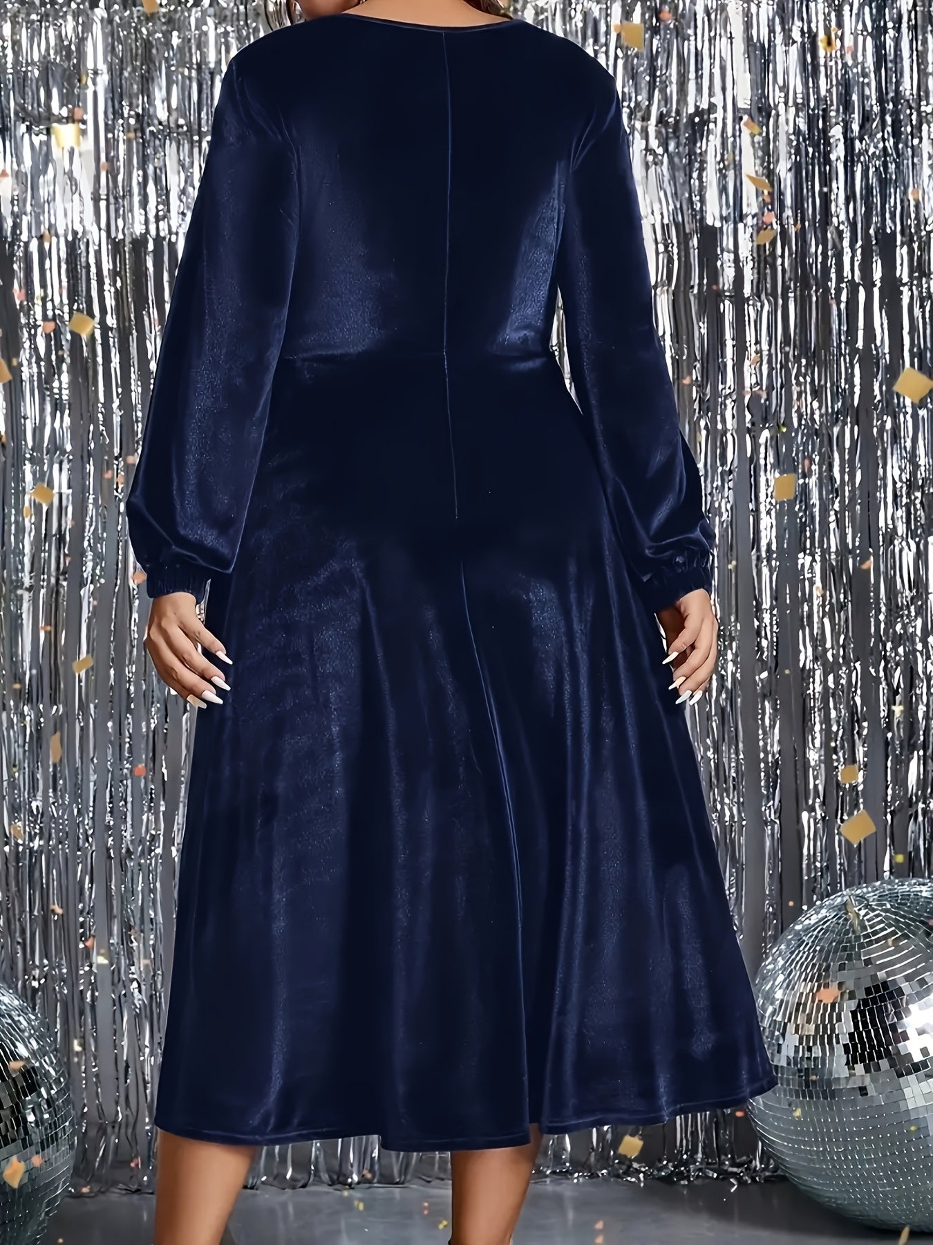 Vestido de veludo  com cintura marcada, manga comprida, gola redonda.