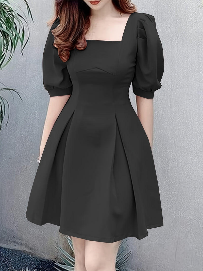 Vestido curto ,elegante de verão, linha A, manga bufante, gola quadrada.