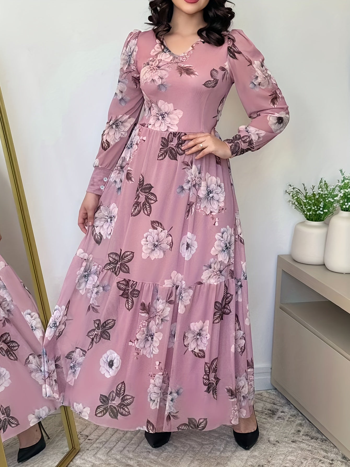 Vestido chique com estampa floral e decote em V para mulheres .