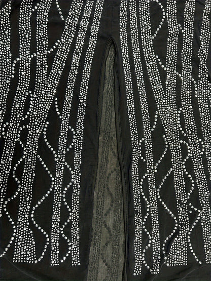 Vestido longo, brilhante justo ao corpo- decote em V profundo.