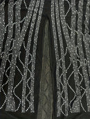 Vestido longo, brilhante justo ao corpo- decote em V profundo.