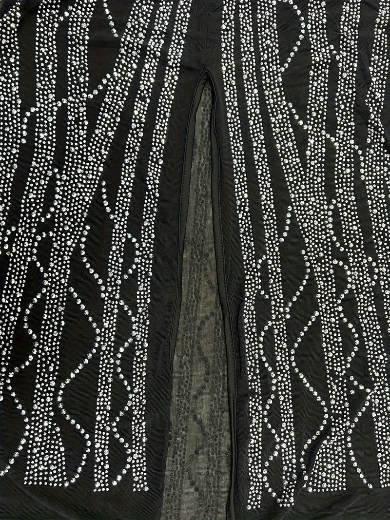 Vestido longo, brilhante justo ao corpo- decote em V profundo.