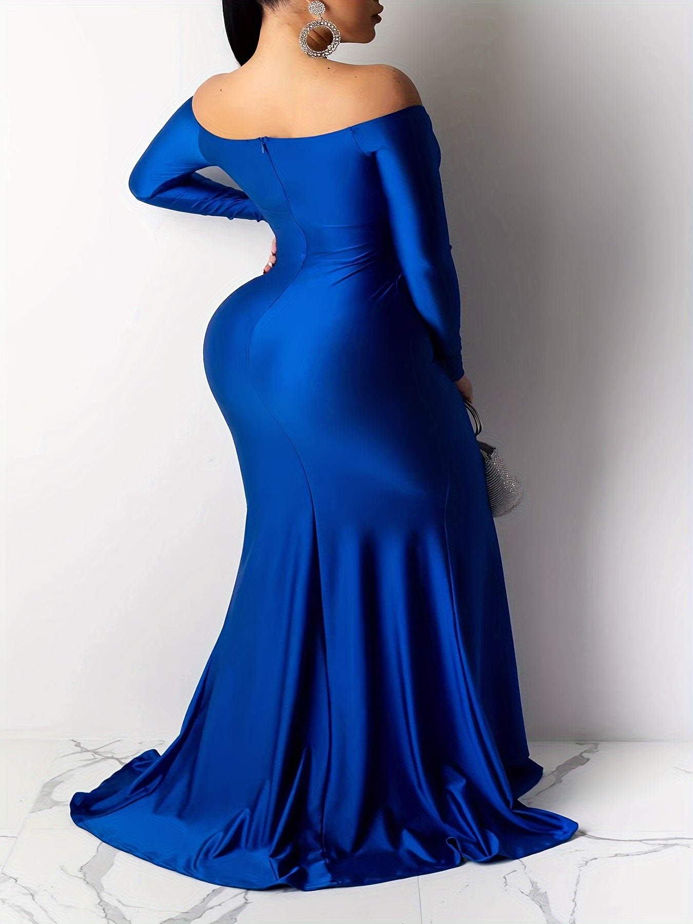 Vestido feminino, liso, com fenda lateral, justo e ombro de fora