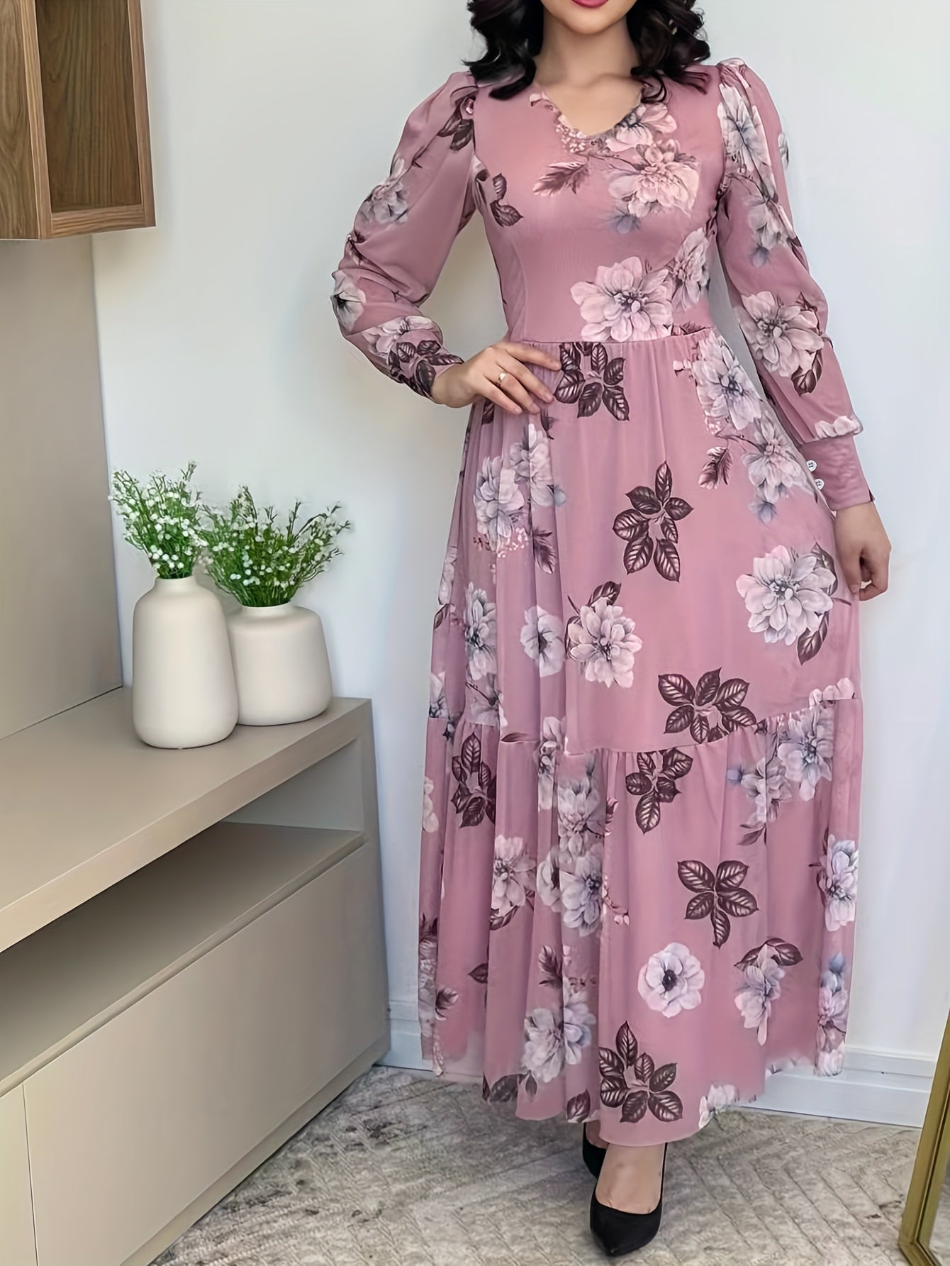 Vestido chique com estampa floral e decote em V para mulheres .