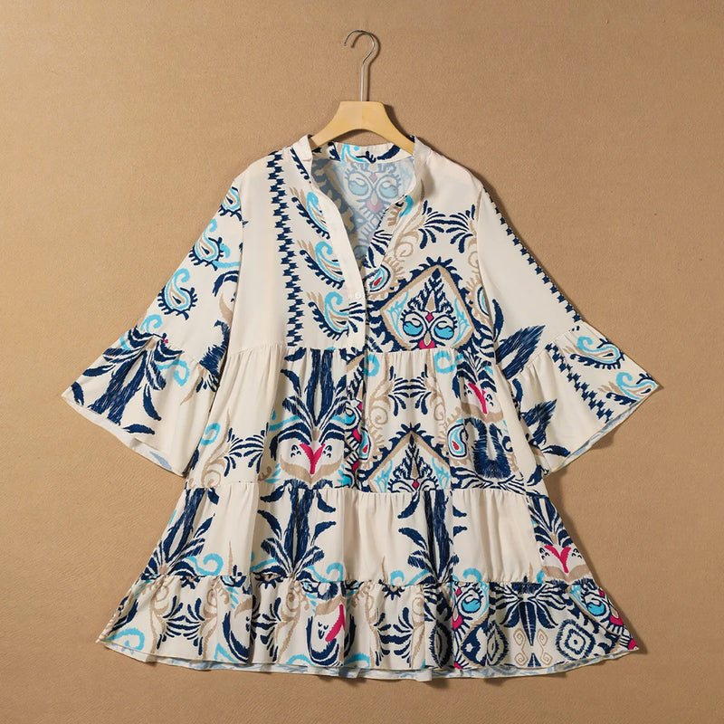 Vestido curto estilo boho com estampa tribal.