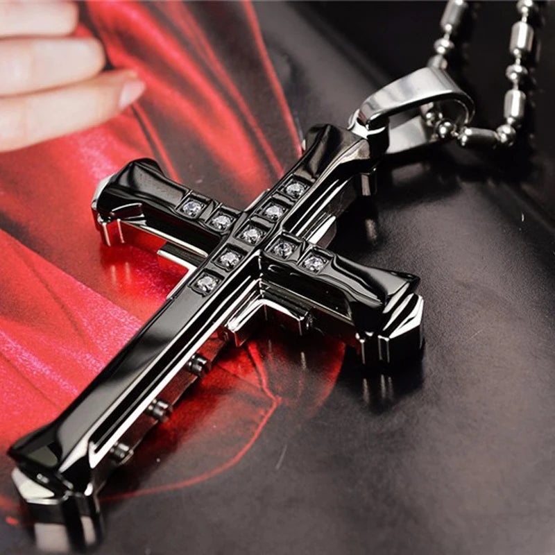 Novo Colar Masculino de Cristal com Pingente de Jesus em Cruz