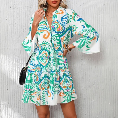 Vestido curto estilo boho com estampa tribal.