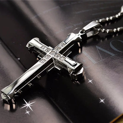 Novo Colar Masculino de Cristal com Pingente de Jesus em Cruz