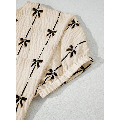 Blusa feminina casual de manga curta com estampa de laço.