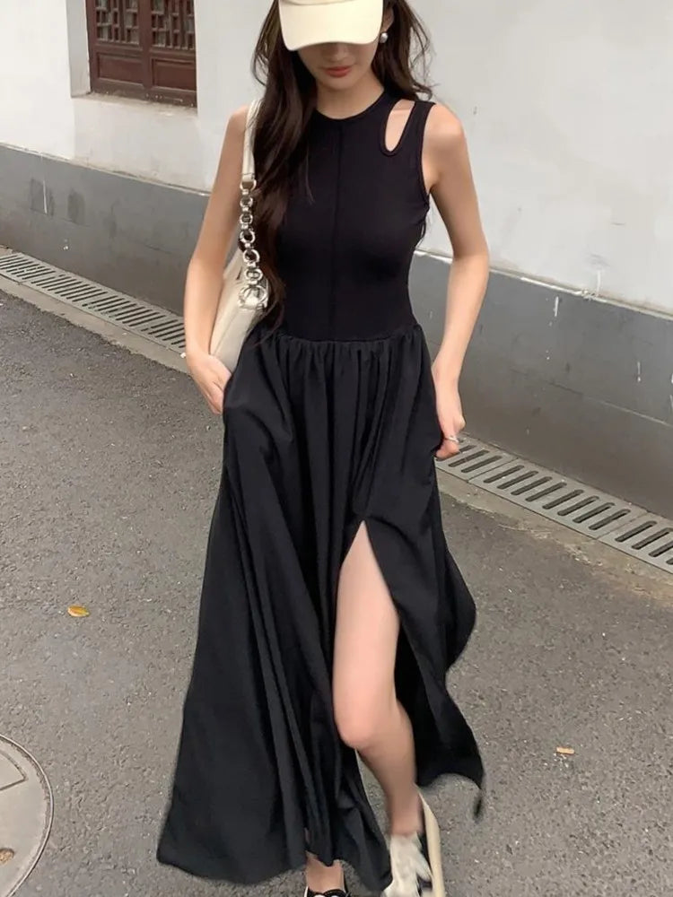 Vestidos femininos pretos elegantes com divisão, sem mangas.