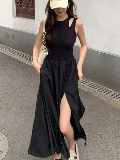 Vestidos femininos pretos elegantes com divisão, sem mangas.