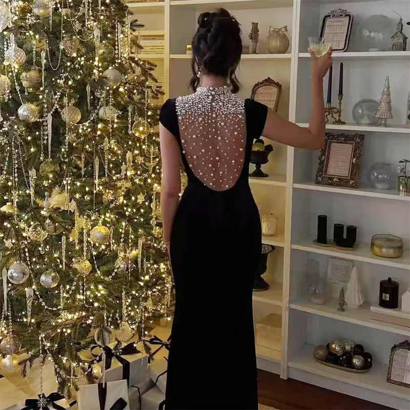 Vestido longo de veludo preto com strass e pérolas,