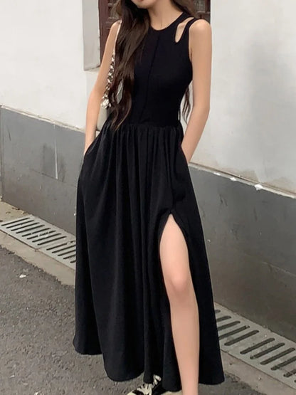 Vestidos femininos pretos elegantes com divisão, sem mangas.