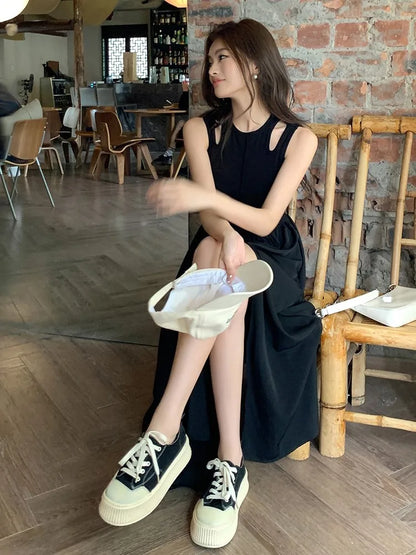 Vestidos femininos pretos elegantes com divisão, sem mangas.