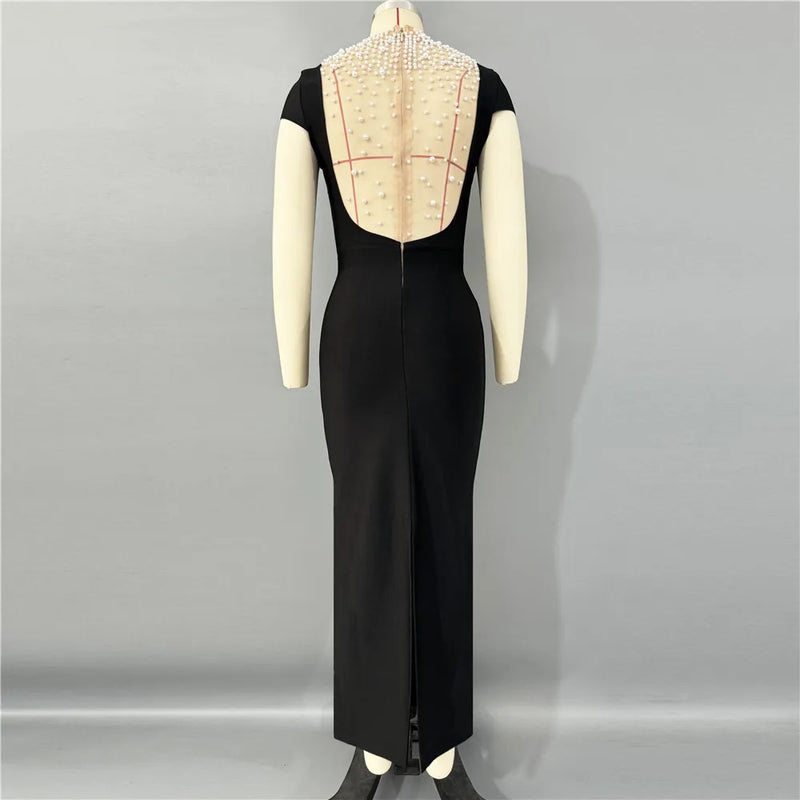 Vestido longo de veludo preto com strass e pérolas,