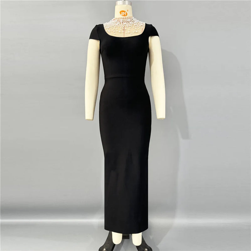 Vestido longo de veludo preto com strass e pérolas,