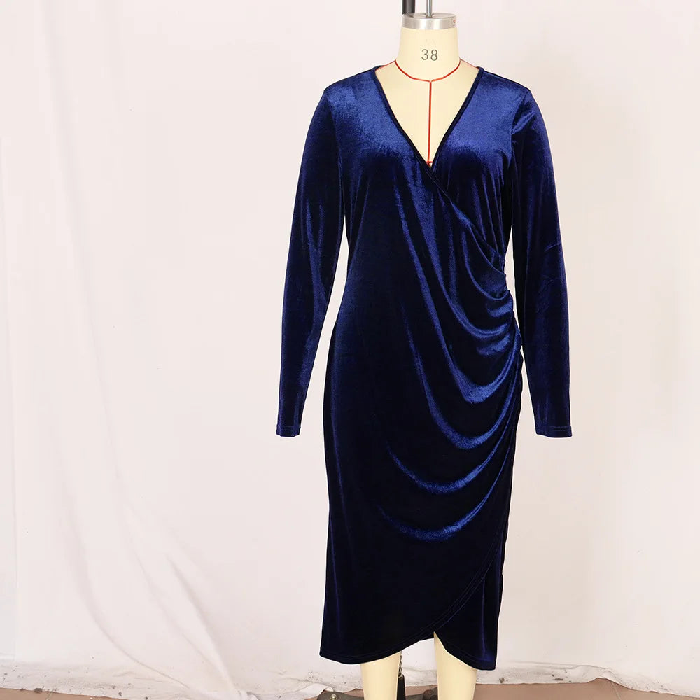 Vestido elegante de veludo justo.