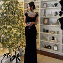 Vestido longo de veludo preto com strass e pérolas,
