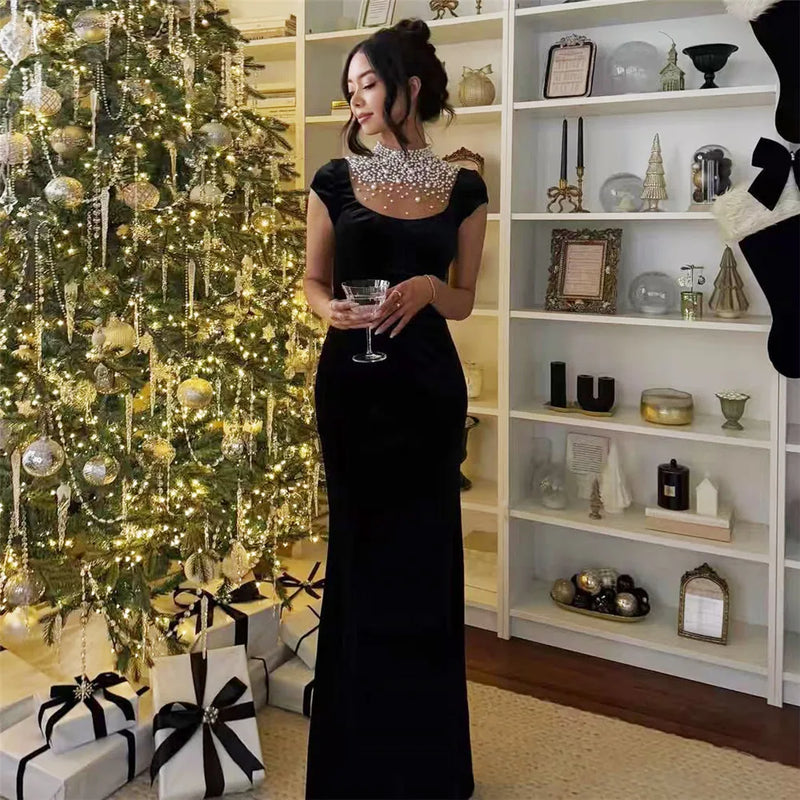 Vestido longo de veludo preto com strass e pérolas,