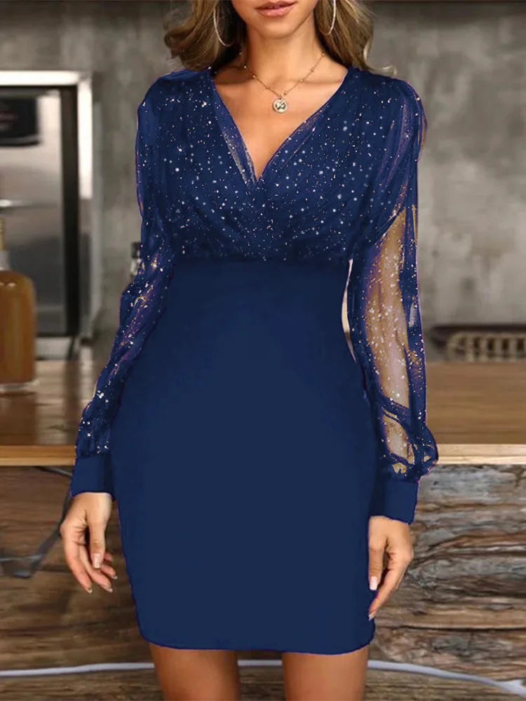 Vestido curto sexy com decote em V e manga comprida.