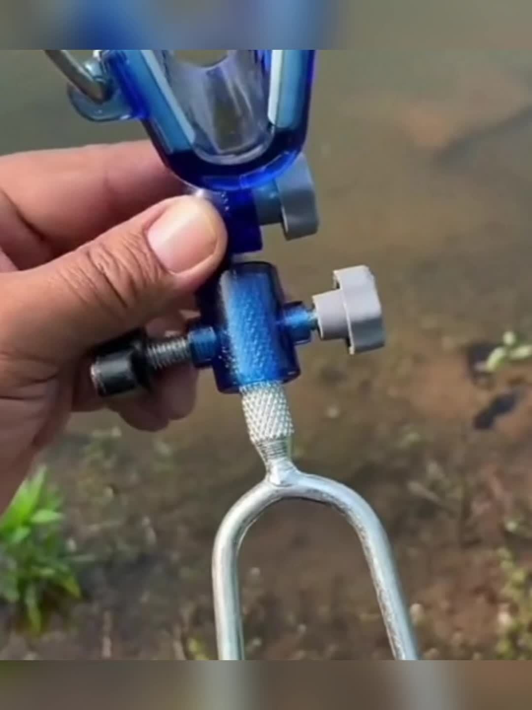 1 peça de suporte para vara de pesca ajustável em 360° de aço inoxidável premium - suporte para vara de pesca inserido com travamento automático e design resistente à corrosão para organização conveniente do equipamento de pesca