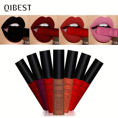 Brilho labial aveludado fosco.